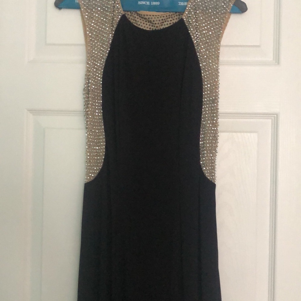 This dress is simple but elegant. Very comfortable!